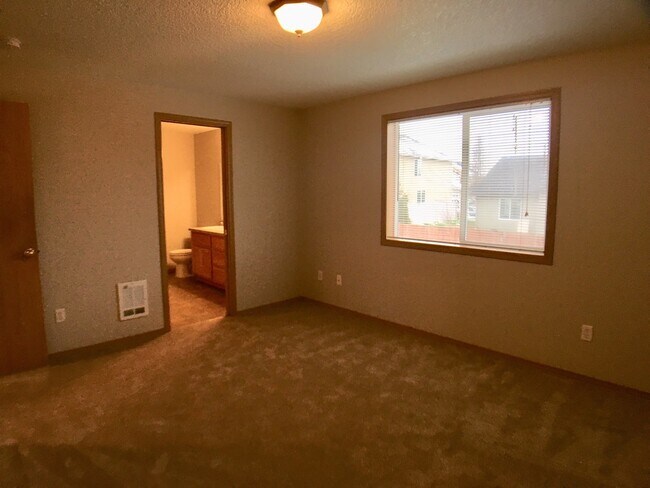 Building Photo - Finic5