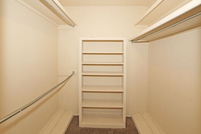 Building Photo - Spacious Canyon Home