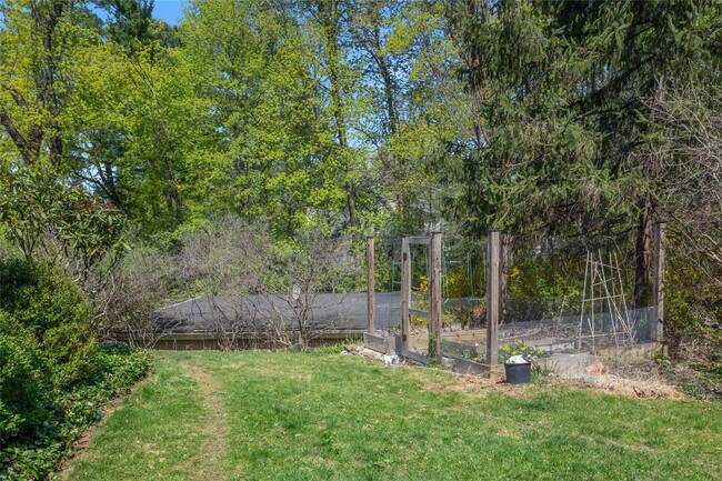 Building Photo - 68 Spruce Ln S