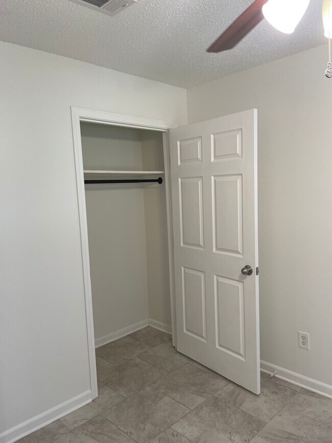 Building Photo - 218 W Saint Mary Dr