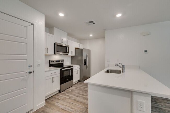 Building Photo - Beautiful New 3 Bed / 2.5 Bath Townhome 89178