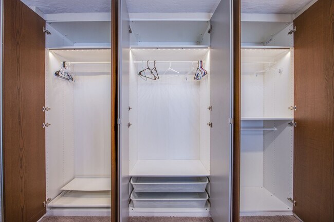 Building Photo - Spacious, Stylish, and Fully Furnished – L...