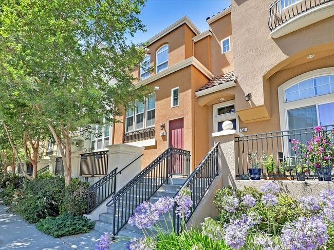 Building Photo - UPGRADED HOME IN HIGHLY CENTRAL SETTING. R...