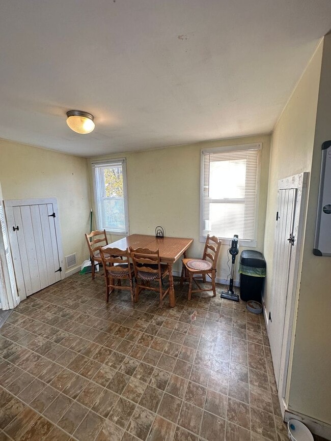 Building Photo - 27 Pierce St