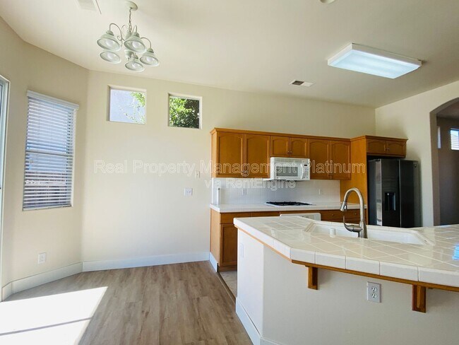 Building Photo - 2916 Roberts Ave