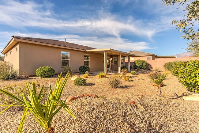 Building Photo - 3 bed 2 bath home with fully-fenced yard