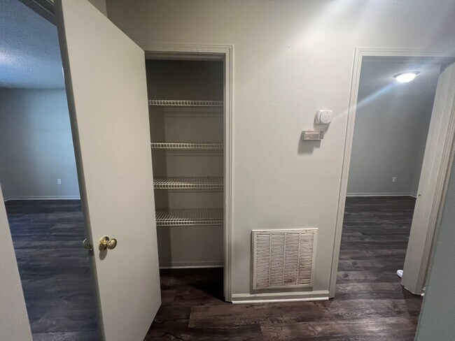 Building Photo - 4813 Oak Meadow Dr