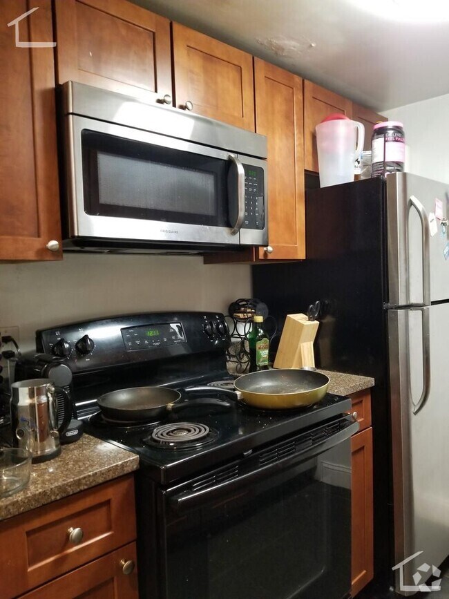 Building Photo - Renovated Unit in South End. New Kitchen A...