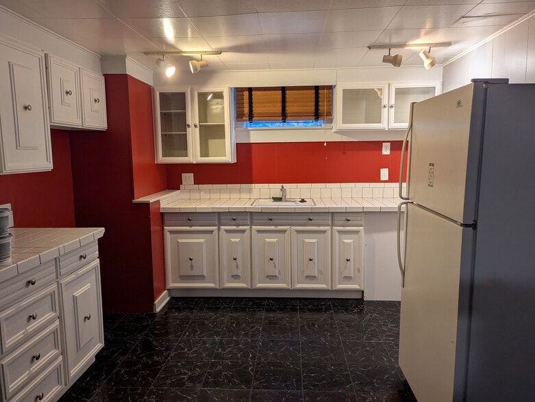 Building Photo - 1394 S Corona St