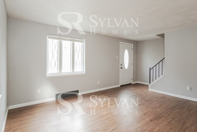 Building Photo - Charming brick 3-bedroom, 1-bath home features a deck and patio!