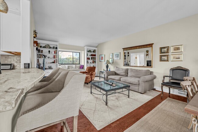 Building Photo - 123 Heritage Vlg