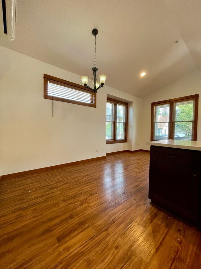 Building Photo - Gorgeous Cottage in Oregon City~ Hardwood Floors~ Private Back Area~ Washer/Dryer~ A/C