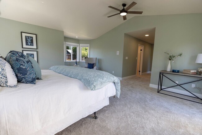 Building Photo - Beautiful 5 bedroom/3bath home with a pool