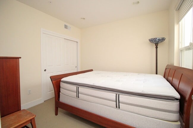 Building Photo - Best deal in the Dogpatch! Spacious top floor 2 bedroom loft. Plenty of natural light and up to d...