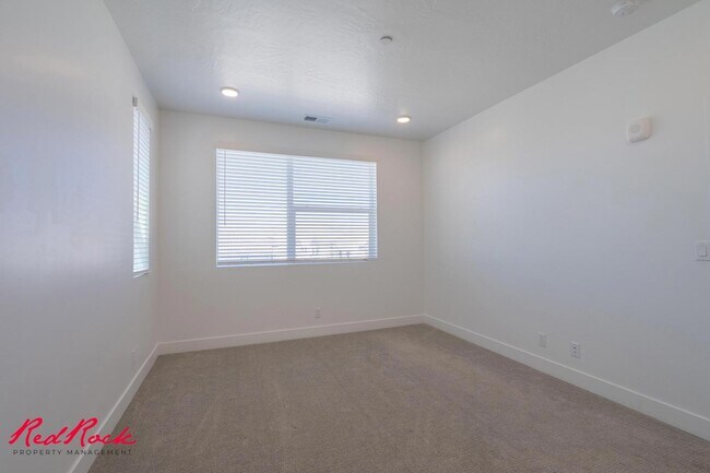 Building Photo - Pet Friendly 2 Bedroom Condo in Desert Color!