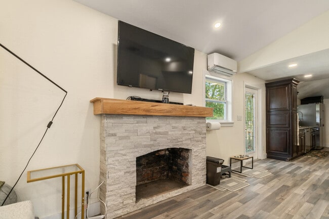 Building Photo - 710 S Pine St