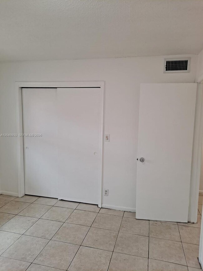 Building Photo - 2560 NW 52nd Ave