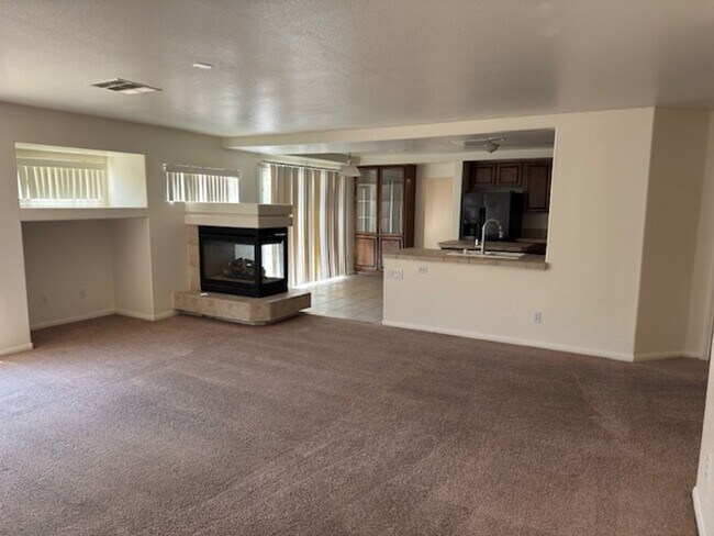 Building Photo - LARGE Spacious 5 Bedroom Single Family Home!!