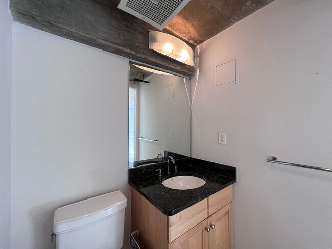 Building Photo - Large, Upgraded 2 Bed/2 Bath Loft off Mass...