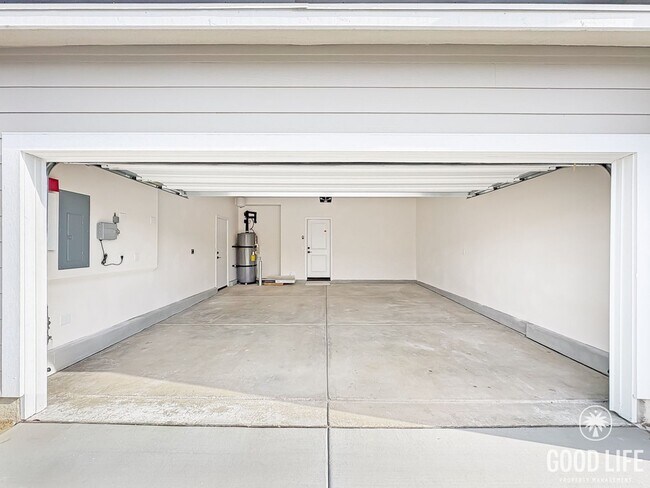 Building Photo - Never-Lived-In Modern 5BR Home with Private Backyard