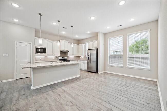 Building Photo - 1535 Giles Dr