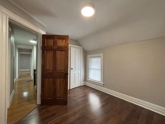 Building Photo - 4 Bedroom Park Ave House - 2 Full Baths, D...