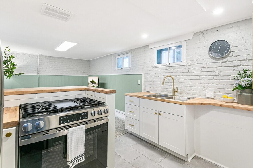 Building Photo - 2619 E 12th Ave