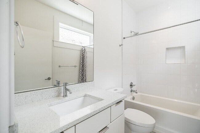 Building Photo - 3BR Germantown Townhome in the Heart of Nashville