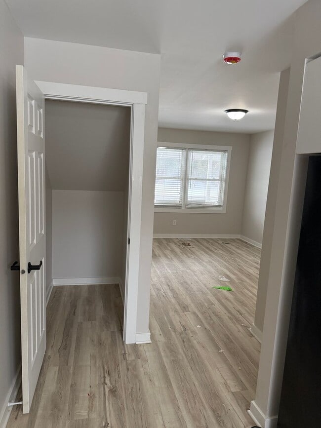 Building Photo - Elizabeth - 321/323