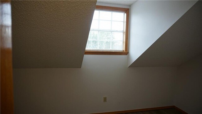 Building Photo - 107 N Elm Springs Rd