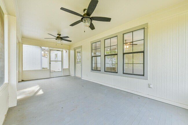 Building Photo - 305 Red Haven Dr