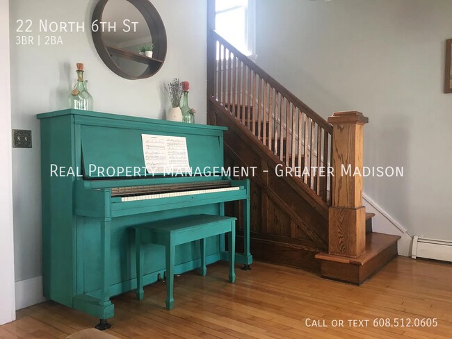 Building Photo - Updated 3 bedroom plus Den house near East...