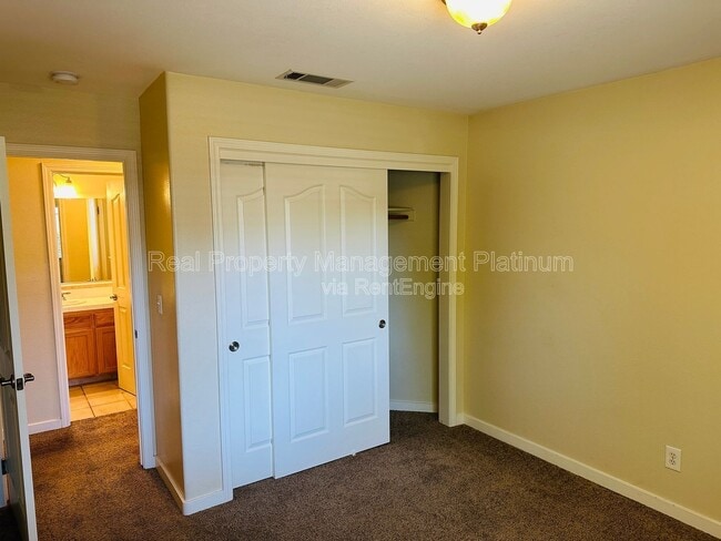 Building Photo - 2012 Riverview Dr