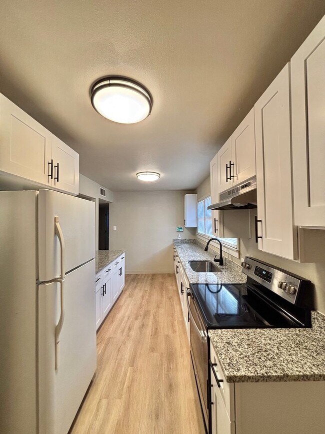 Building Photo - Now Available - 3 Bedroom Home!!