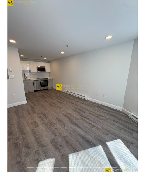 Building Photo - 131 Park Dr