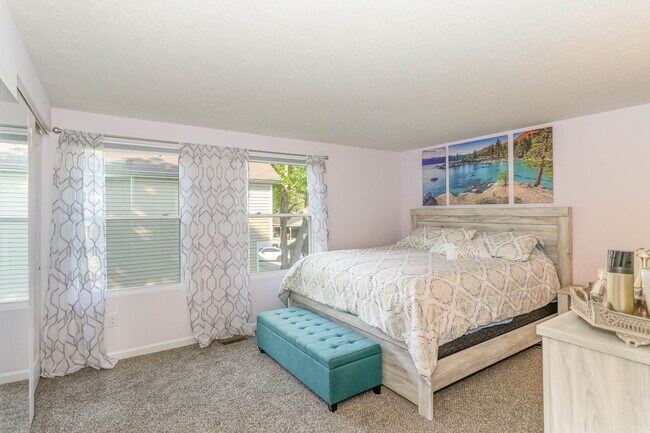 Building Photo - 1071 Stratford Ct