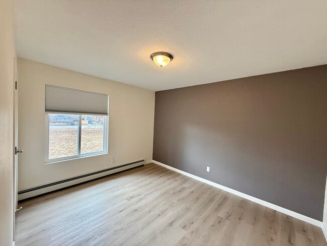 Building Photo - 136 Trumpeter Ave