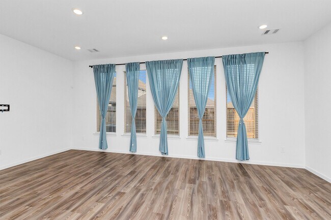 Building Photo - 677 Royal Arch Dr