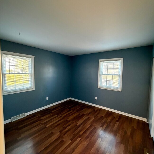 Building Photo - Four Bedroom Home in Forest Hills Schools!