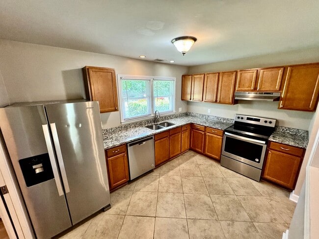 Building Photo - Great Neck Townhome Available NOW! Neutral...