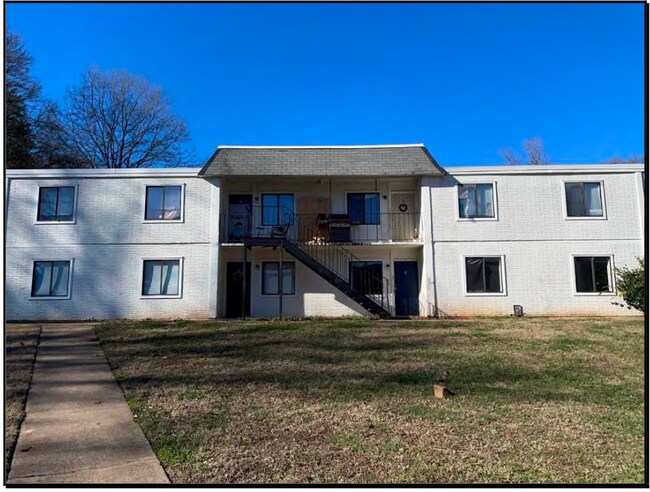 Building Photo - Spacious, affordable two bedroom townhouse just minutes from shopping and dining in Gastonia!