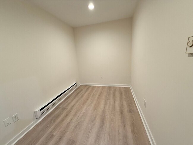 Building Photo - Charming 3 Bedroom