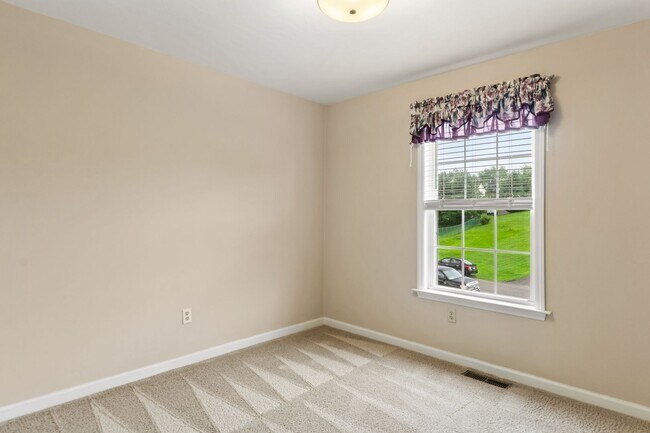 Building Photo - 3 Bed / 3 Bath. Pet Friendly. Easy access ...
