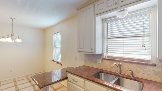 Building Photo - Casablanca Condo #124