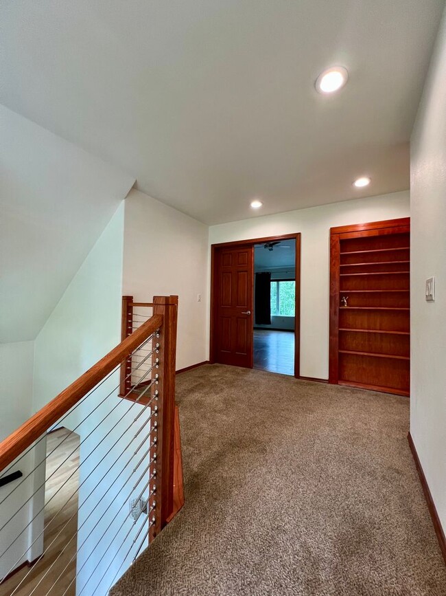 Building Photo - Stunning 3-Bedroom, 3-Bath Waterfront Home...