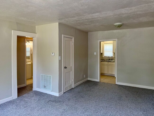 Building Photo - 2 Bedroom at Kellogg and Oliver