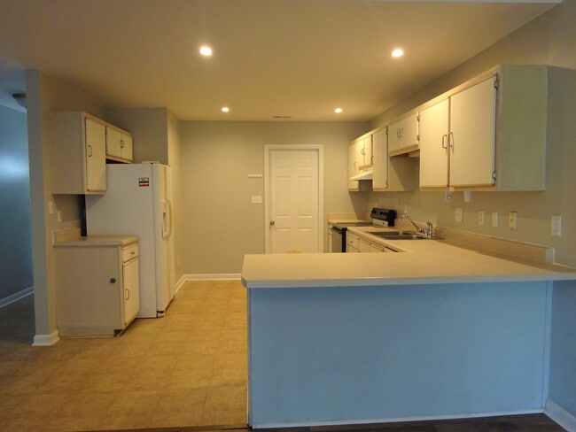 Building Photo - A cutie pie of a home!