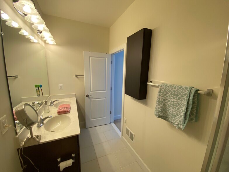 Bedroom Level Primary Bath - 6002 Camerons Ferry Dr