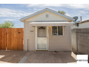 Building Photo - Modern 1/1 Phoenix Guest House!