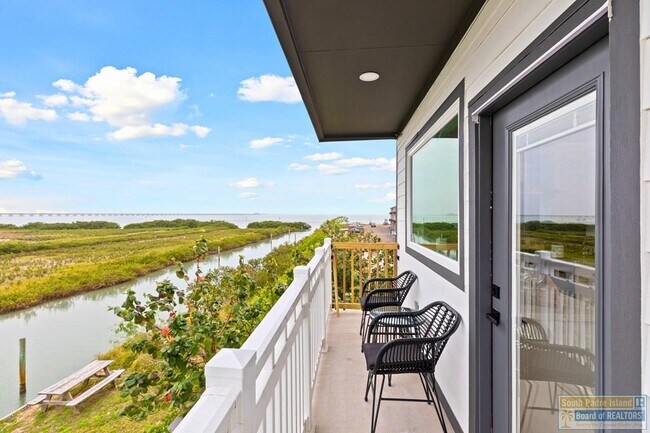 Building Photo - 111 W Sunny Isle Dr